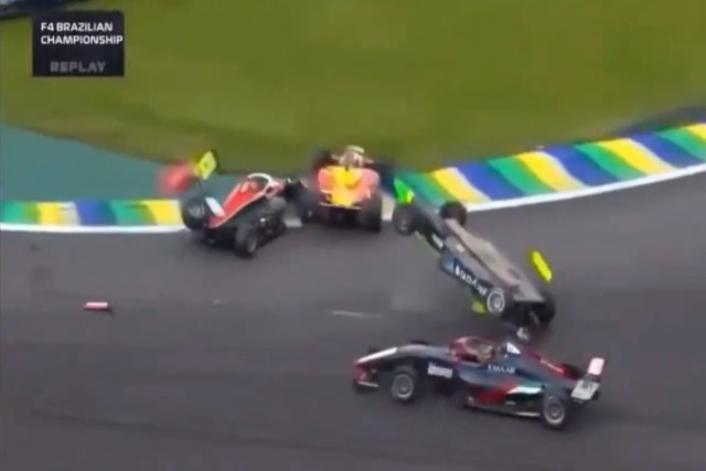 Videó: Nagy baleset Brazíliában, 3 autó ütközött össze, köszönjük meg a glóriát!